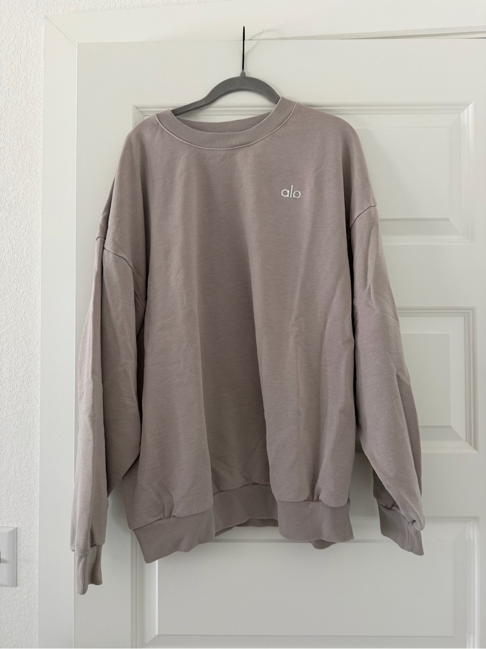 ALO Yoga Crewneck Sweatshirt in Taupe